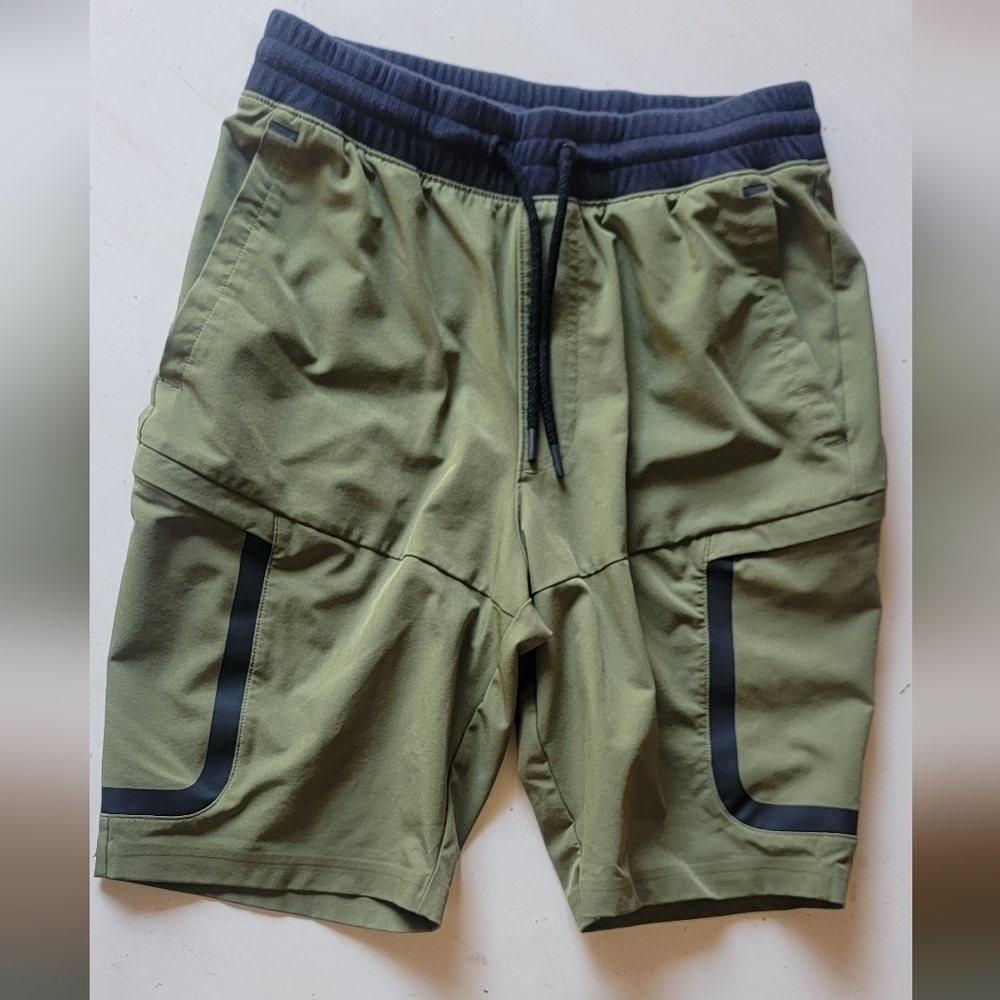 MEN'S UNDER ARMOUR FITTED SHORTS (sz - med)